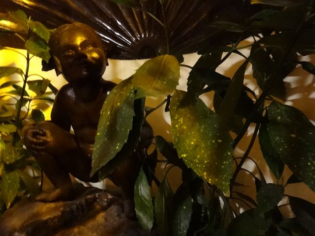 ベルギー・ブリュッセルにある『ジャンネケ・ピス』<br />（Jeanneke Pls）<br /><br />「小便小僧」の女の子版で、通称、「小便少女」です。