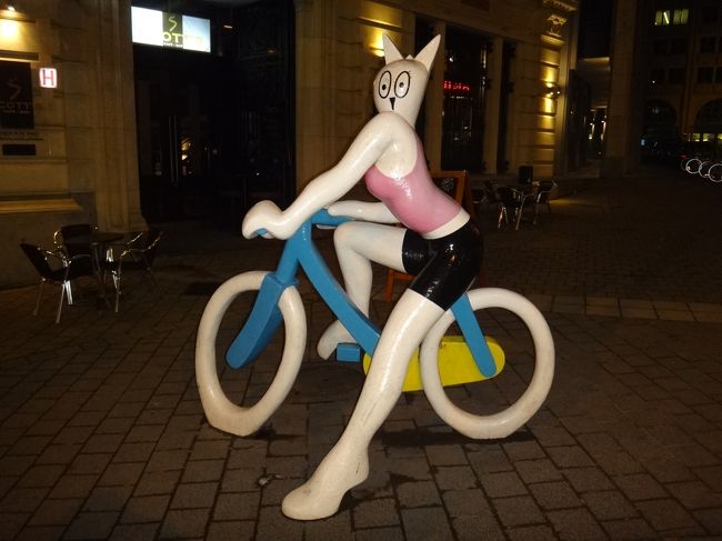 グランプラスからギャルリー・サン・チュベールを<br />抜けたところに、可愛らしいオブジェがありました。<br /><br />思わず写真をパチリと撮りました(*^。^*)