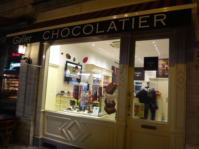 ベルギー・ブリュッセル【Galler】（ガレー）<br /><br />グランプラスにあるガレーのブリュッセル本店です。<br /><br />ガレーは、1976年にジャン・ガレーにより<br />創業され、創業以来、異例のスピードで<br />1994年にベルギー王室御用達として認定されました。<br /><br />その功績が認められ、ガレーはベルギーでは<br />現代チョコレート界を代表するショコラティエ<br />として有名です。<br /><br />翌日に観光した世界遺産「ブルージュ歴史地区」にも<br />ガレーがありました。<br /><br /><営業時間><br />月〜日曜日　10時00分〜22時00分<br /><br />http://www.galler.com/index.php