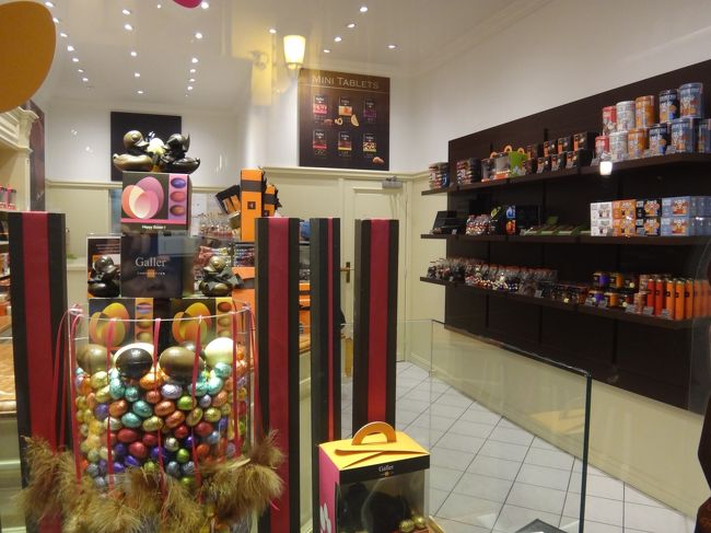 ベルギー・ブリュッセル【Galler】（ガレー）<br /><br />ガレーは、チョコレートを限定された<br />高級嗜好品としてだけではなく、広く多くの方に<br />味わって欲しいとの思いから、<br />「日常における贅沢」としてガレー独自の<br />板チョコレートやバープラリネを展開しています。