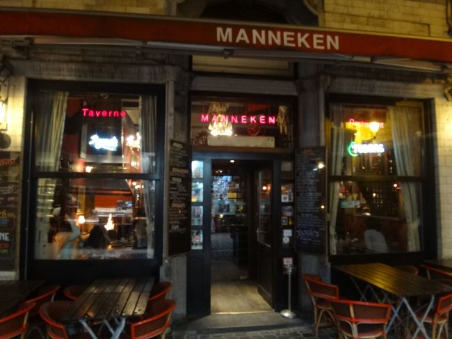 ベルギー・ブリュッセル【MANNEKEN】（マネケン）<br /><br />ブリュッセルで60年近く続くベルギー料理店です。<br />日本でワッフルで有名な「マネケン」とは、<br />無関係ですが、MANNEKENのワッフルも<br />定評のある美味しさです。<br />また、ベルギービールも豊富な種類が揃っています。<br /><br />なお、今回のツアーで、夕食にブリュッセルで<br />ベルギー料理を食べるオプションがあったのですが、<br />参加されたツアーの方はこちらのマネケンに<br />行かれたそうです。<br /><br />http://www.lemanneken.be/<br /><br /><日本語のメニュー><br />http://www.lemanneken.be/images/manneken.pdf