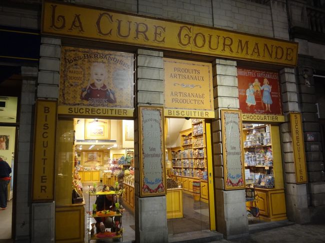 ベルギー・ブリュッセル【La Cure Gourmande】<br />（ラ・キュル・グルマンド）<br /><br />ラ・キュル・グルマンドは、南フランス・<br />バラリュック・レ・バン（Balaruc-Les-Bain）に<br />本拠を構える1989年創業の老舗のビスケット屋です。<br /><br />お店の外観と内装の可愛さに惹かれて<br />つい入ってしまいます。<br />http://www.la-cure-gourmande.com/