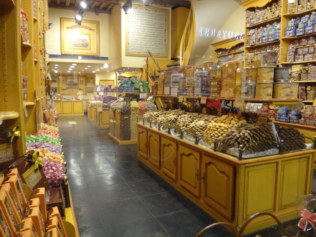 【La Cure Gourmande】（ラ・キュル・グルマンド）<br />ベルギー・ブリュッセル<br /><br />店内に一歩入ればそこはまるでおとぎの国の<br />「お菓子の家」です。<br /><br />イエローを基調とした店内でフランスの伝統菓子である<br />ビスケット、ヌガー、カリソン（アーモンドパウダーで<br />できた甘い南仏特有のお菓子等）が壁いっぱいに<br />積み上げられています。<br /><br />お菓子は、機械を使いながらも伝統的な手法を守り、<br />最後は手作業で一つずつ作りあげられているそうです。