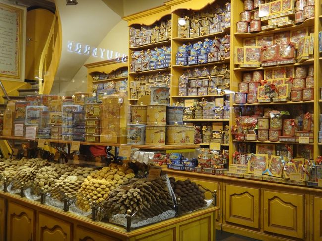 ベルギー【La Cure Gourmande】（ラ・キュル・グルマンド）<br /><br />パステルカラーで彩られた明るい店内は、<br />まるでお菓子の国に迷いこんでしまったかのようです。<br /><br />女性であれば、このお店に必ずスーッと吸い込まれる<br />と思いますよ。