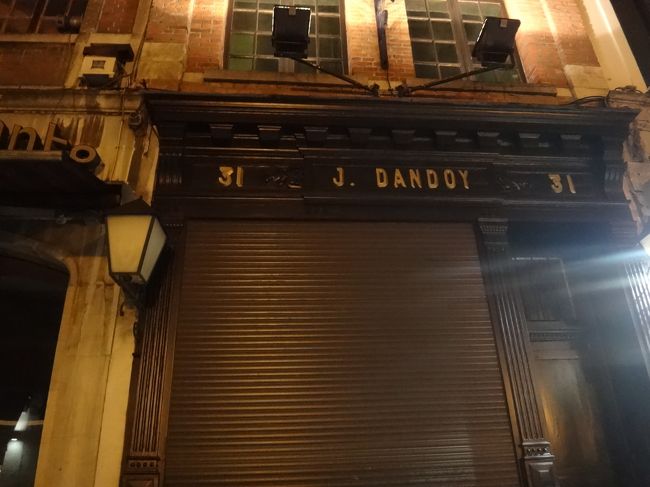 ベルギー・ブリュッセル【DANDOY】（ダンドワ）<br /><br />グランプラスにあるベルギーワッフルの<br />ダンドワの本店です。<br /><br />正面入口のガラス面に「MAISON DANDOY」と<br />印字されたロゴが出迎えてくれるはずが、さすがに<br />この時間では既にシャッターが閉められ閉店していました。<br />東京・大丸で買ったことがありますが、<br />やはりベルギーで入りたかったなぁ・・・(・・;)<br /><br />ダンドワは、1829年にベルギーで創業して以来、<br />180年以上6世代に渡って引き継がれてきた<br />技術と伝統を誇る老舗の焼菓子店<br />（ビスケット、ワッフル等）です。<br /><br />現在、ブリュッセルで観光客が必ず訪れるほど有名な<br />人気店となっています。<br /><br />ベルギー名物のスペキュラース（Speculaas）という<br />ビスケットが有名です。<br /><br />http://www.maisondandoy.com/ja/home/