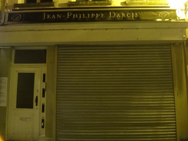 ベルギー・ブリュッセル【JEAN-PHILIPPE DARCIS】<br />（ジャン＝フィリップ・ダルシー）<br /><br />ジャン＝フィリップ・ダルシーは、11年にわたって<br />ルノートル、ブルエ、ヴィタメール、リシャール等の<br />名立たるメゾンで学び、25歳で独立。<br />その6年後の31歳に自身の名前を掲げたブランド<br />「ジャン＝フィリップ・ダルシー」を創始しました。<br /><br />WPTC世界菓子職人チャンピオンシップ(2002年ラスベガス)<br />チョコレート部門世界チャンピオンになり、<br />また、現在はベルギー終身ショコラ大使であり、<br />ベルギーショコラ界の伝統の後継者として<br />次世代を先導する旗手として、情熱を注ぐ<br />若きショコラティエです。<br /><br />伊勢丹の「サロン・ド・ショコラ」で存在を知りました。<br /><br />http://darcis.com/<br />