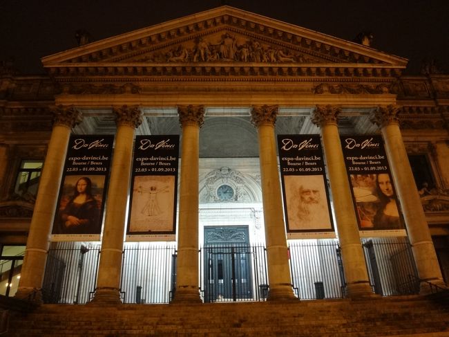 ベルギー・ブリュッセル『証券取引所』（Bourse）<br /><br />証券取引所は、1868年から1873年にかけて、<br />ブリュッセル中心部のアンスパッハ通り<br />(Boulevard Anspach) の景観改修工事の一環として<br />建築されました。<br /><br />建築物は、ネオルネサンス様式と第二帝国様式が<br />組み合わされ、オーギュスト・ロダンの彫刻が<br />飾られています。<br /><br />なお、ベルギー証券取引所は、1801年に<br />ナポレオン・ボナパルトの命により設立され、<br />2000年9月にパリ証券取引所、<br />アムステルダム証券取引所と統合し、<br />ユーロネクスト・ブリュッセルになりました。