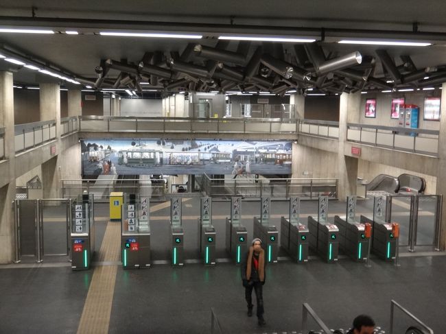 ベルギー・ブリュッセル「Bourse」（ブルス）駅の<br />構内の写真です。<br /><br />オランダではスリに遭わずに済みましたので、<br />ベルギーでも気を付けてウサ・プレジデント・パーク・<br />ホテルに帰ります。