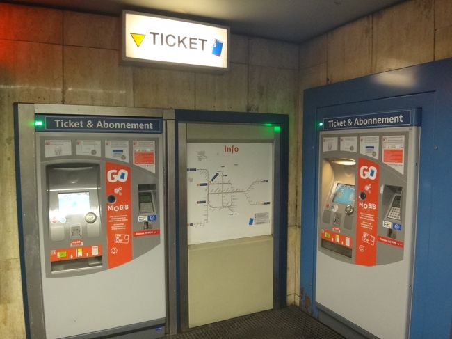 「Bourse」（ブルス）駅の自動券売機です。<br /><br />1回券（1 Voyage）を購入します。