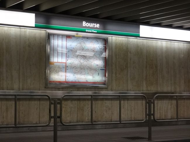 「Bourse」（ブルス）駅のホームです。