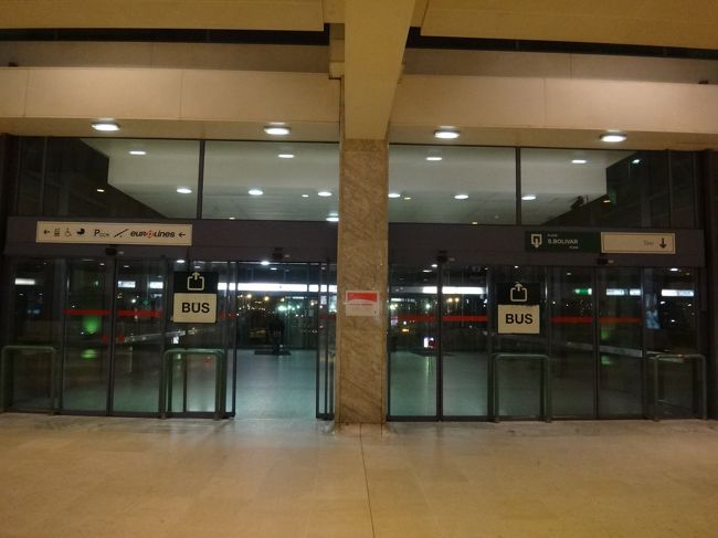 「Gare du Nord」駅の構内です。<br />夜遅いこともあり、駅構内は閑散としています。<br /><br />出口がいくつかあるので注意が必要です。