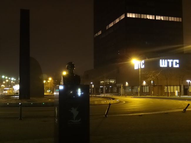 ブリュッセル北駅前には銅像がありました。<br />周辺にはWTC（ワールドトレードセンター）が建ち<br />ビジネス街となっています。<br /><br />『ウサ・プレジデント・パーク・ホテル』へは<br />WTCの前の道をひたすら真っ直ぐ歩きます。<br />（この写真でいうと右方面に向かう）<br /><br />石造りの重厚な建物が密集するブリュッセル市街地の<br />中心部とは、全く異なった風景です。