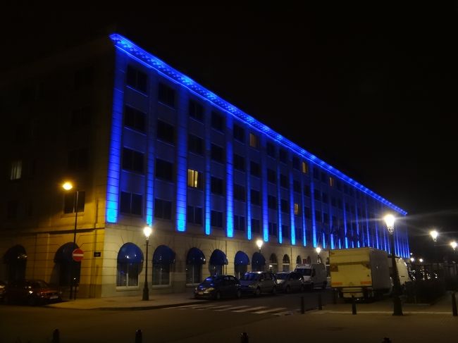 ベルギー・ブリュッセル『HUSA PRESIDENT PARK』<br /><br />ウサ・プレジデント・パーク・ホテルへは、<br />このブルーのライトが目印です。<br />北駅から徒歩8分です。<br />ホテルの周りには何もありません。<br /><br />グランプラス地区からも近くて便のよいホテルでした。<br />タクシーでもそんなにかからないと思います。