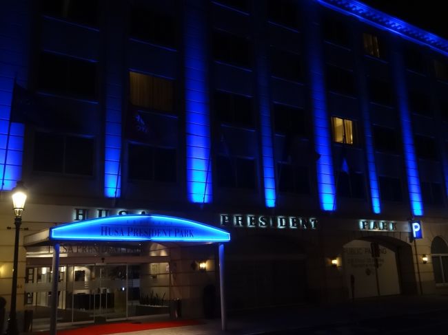 ベルギー・ブリュッセル『HUSA PRESIDENT PARK』<br /><br />ウサ・プレジデント・パーク・ホテルの外観ですが、<br />幻想的なブルーのライトアップが綺麗です。
