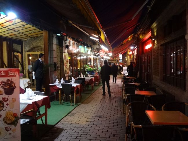 ベルギー ブリュッセルの<br />ギャルリー・サン・チュベールから曲がって<br />ブーシェ通り（Rue des Bouchers）に入ります。<br /><br />グランプラスから徒歩3分足らずのイロ・サクレ地区の<br />レストラン街です。