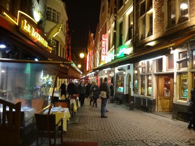 ベルギー・ブリュッセルのイロ・サクレ地区の<br />ブーシェ通り（Rue des Bouchers）沿いの<br />レストラン街です。