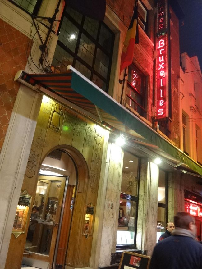 ベルギー料理【Aux Armes De Bruxelles】<br />（オー・ザルム・ド・ブリュッセル）<br /><br />お店の入口は、ブーシェ通り沿いにあります。<br /><br />伝統的なベルギー郷土料理を選りすぐった素材と<br />ベテランシェフのこだわりを<br />味で提供してくれるそうです。