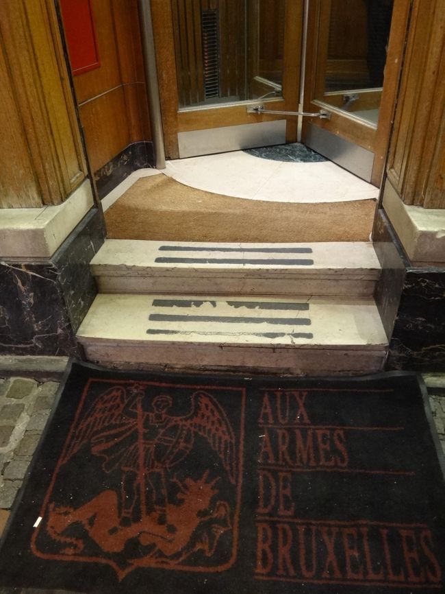 ベルギー・ブリュッセル<br />【オー・ザルム・ド・ブリュッセル】<br /><br />イロ・サクレ地区のブーシェ通り沿いのレストラン街の<br />お店は、カジュアルに入店できる雰囲気のお店が多い中<br />このお店は入口からしてフォーマルって感じがします。