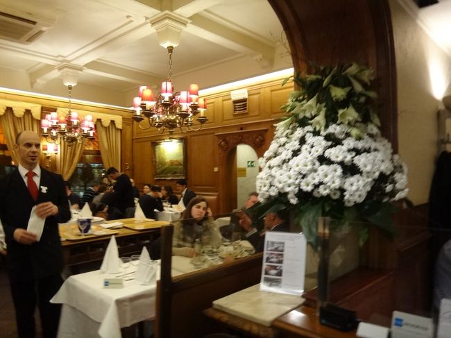 ベルギー料理【Aux Armes De Bruxelles】<br />（オー・ザルム・ド・ブリュッセル）<br /><br />綺麗なお花と上品な室内装飾が施された<br />店内の写真です。<br /><br />