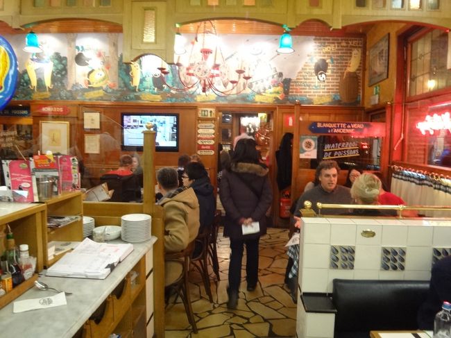 ベルギー・ブリュッセル【シェ・レオン】（Chez Leon）<br /><br />シェ・レオンの入口を入ってすぐの店内の写真です。<br /><br />カジュアルな感じ。