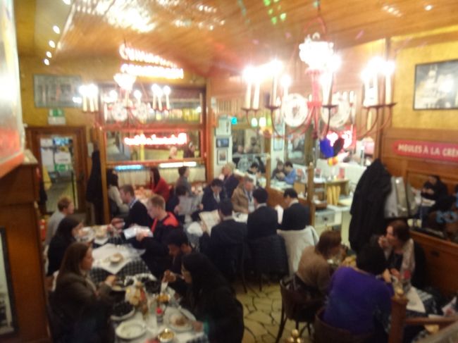 ベルギー料理【シェ・レオン】（Chez Leon）<br /><br />シェ・レオンは、9軒の歴史的家屋の中に<br />420席を備えたベルギー最大のレストランです。<br />2階には、18名から最大232名まで収容可能な<br />バンケットルームが用意されています。 <br /><br />写真のピントがぼけてしまっていますm(_ _)m