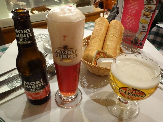 ベルギー料理【シェ・レオン】（Chez Leon）<br /><br />シェ・レオンのベルギー・ブリュッセル店で<br />頂いたもの。パンは付いてきます。<br /><br /><写真右><br />・Biere de LEON 25 cl.（レオン・ビール）<br />3.95ユーロ（約502円）<br /><br /><写真左><br />・Biere a la Framboise（フランボワーズのビール）<br />4.65ユーロ（約591円）