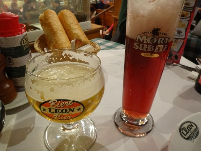 ベルギー料理【シェ・レオン】（Chez Leon）<br /><br />2種類のベルギービールを飲み比べてみます。<br />両方のベルギービールともとても飲みやすかったです。<br /><br />フランボワーズの方は甘くてカクテルみたいです☆☆
