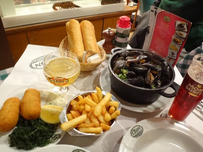 【シェ・レオン】（Chez Leon）<br />ベルギー・ブリュッセル店<br /><br />注文は控え目にしたつもりだったのですが、結構<br />お腹一杯になります。<br /><br />・Croquettes de Crevettes（海老のクロケット）<br />・Moules au vin Blanc（ムール貝の白ワイン蒸し）<br />・Biere de LEON 25 cl.（シェ・レオンビール）<br />・Biere a la Framboise（フランボワーズのビール）