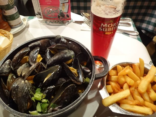 ベルギー料理【シェ・レオン】（Chez Leon）<br /><br />・Moules au vin Blanc（ムール貝の白ワイン蒸し）<br />24.55ユーロ（約3,118円）<br /><br />付け合せにポテトがついてきました。<br />味がしないので塩を振りかけます。<br /><br />ムール貝の白ワイン蒸しは、いくらでもお腹に<br />入ります。<br />本場のベルギーで食べるムール貝の白ワイン蒸しは、<br />一度は食べた方がいいですよ。<br />（日本ではあまり食べない）