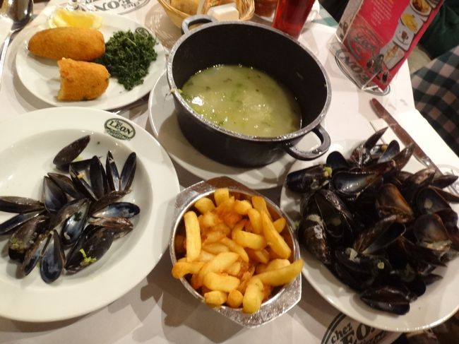 ベルギー料理【シェ・レオン】（Chez Leon）<br /><br />ムール貝の白ワイン蒸しの残骸。<br /><br />ご馳走様でした(^・^)