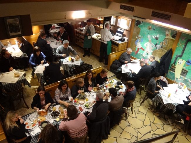 ベルギー・ブリュッセル【シェ・レオン】（Chez Leon）<br /><br />2階から1階のテーブルを撮った写真です。