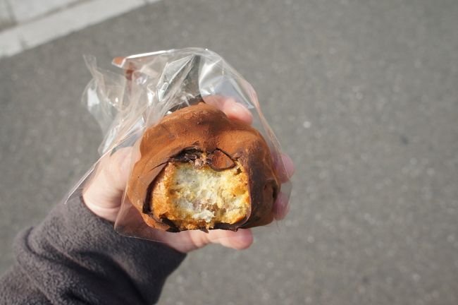 シュークリームをチョコでコーティングしてココアパウダーをまぶしたものですが、コーディングのチョコはガリッと堅いし、全体がよく冷えてアイスのようなところもあるし、とてもさわやかなひと品。うまいです。<br />