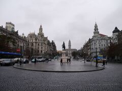 駅から西に向かって歩き始めると、すぐ右手(北側)に [リベルダーデ広場] がある。
街の中心に位置し、市バスの発着点。

中央にはペドロ４世の像があり、奥の正面は市庁舎。