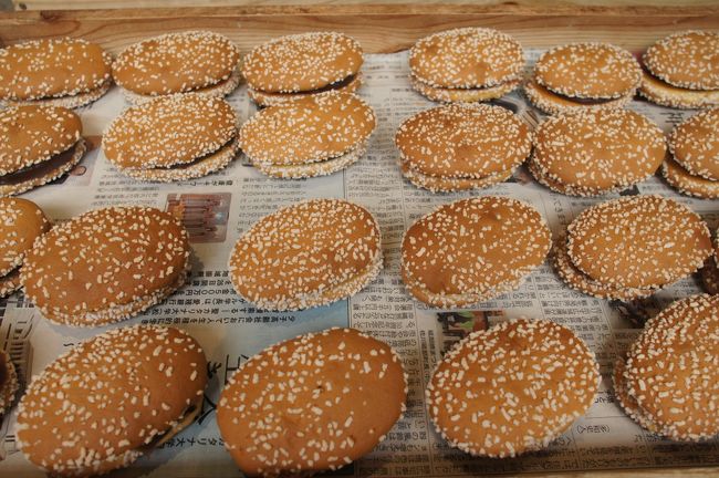 店頭に、木箱に入った大番が並んでいて、これはびっくり。聞くと、焼いた大番をこうやって冷ましているんだそうです。それにしても、壮観ですねえ。<br />大番は宇和島の名物お菓子。さっき食べてきましたけどと言ったら、うちのも食べてみてください。大番は大番組合というのがあって、何軒かで作っていますけど、食べ比べする人は多いですよと笑って教えてくれました。<br />大番は、餡子と餡子を挟んだカステラ、それとカステラにまぶしてある砂糖の三つのコラボがうまいです。ここの大番は、この三つがよくまとまっているように思いました。<br /><br />