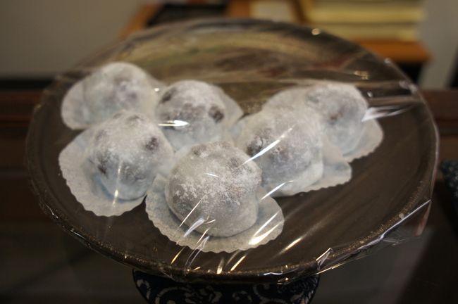 私は、豆大福をいただきました。豆がもうちょっと歯ごたえがないのかなあとか、お餅がこんなに柔らかくなくて、もうちょっともちっとしていないかなあとか、思わないではないのですが、かと言って、それがどうした。ちゃんとうまいでしょという味わい。なるほど、わざわざ作ったような味は必要ない。こうしたコンセプトが受けているのだと思いました。 <br />