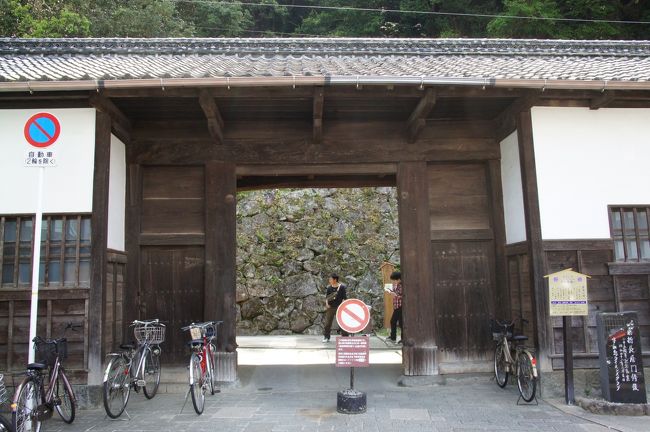 さて、お城に登るのは、この桑折氏武家長屋門から。宇和島城の北登城口にあたります。宇和島藩の家老、桑折氏の長屋門として使用されていたものを移築したもので、建てられたのは、江戸の中期ごろ。門の右室は馬屋で、左室は門番と家付の使用人はじめ、仲間等が居住していたということです。<br /><br />