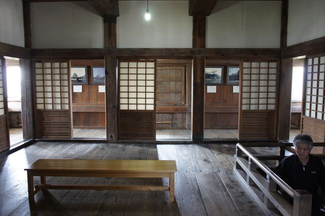 障子も付いているという、拍子抜けするほど守りをまったく考えていない設計。このギャップがとても面白い城になっています。<br />