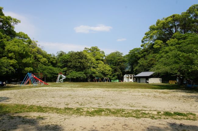 宇和島城の城山公園は、宇和島城の中腹といった場所。かつての、長門丸といわれるエリアです。宇和島城は、街中にあってさほど険しい感じはしないのですが、北口から登るとかなりしんどい。<br /><br />