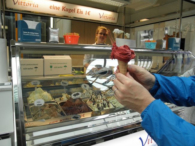 　マンハイム駅まで車で送ってもらい、電車を待つ間、アイスおごってもらったり、お昼ご飯のケバブ買ったりしつつ。<br /><br />　やっぱりトルコ系の人が非常に多く、ケバブ屋さんがあちこちにあります。そのケバブのデカいこと重いこと。