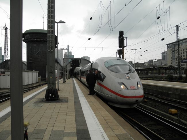 　マンハイム駅からフランクフルト中央駅へはＩＣＥ（ドイツの新幹線的な乗り物）で約３０分。