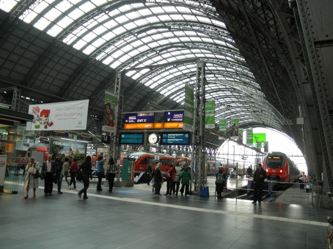 　フランクフルト中央駅に到着。<br /><br />　きれいだけど華美な装飾が全くないのがドイツっぽい。