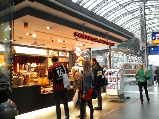 　フランクフルトのユニフォーム来た人発見！<br /><br />　ついていけばきっとスタジアムにたどり着けるぞ。