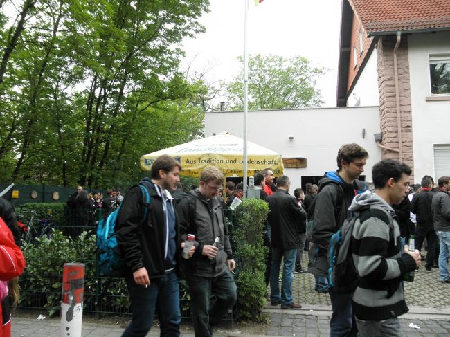 　フランクフルト中央駅からＳバーン（近郊電車）のＳ９に乗り込み、シュタディオン駅へ。<br /><br />　駅からコメルツアレナまでは徒歩で。<br /><br />　道々にバーがあってサポーターが絶賛ガソリン注入中。<br /><br />　まあ、自分たちも歩きながらビール飲みましたけど。