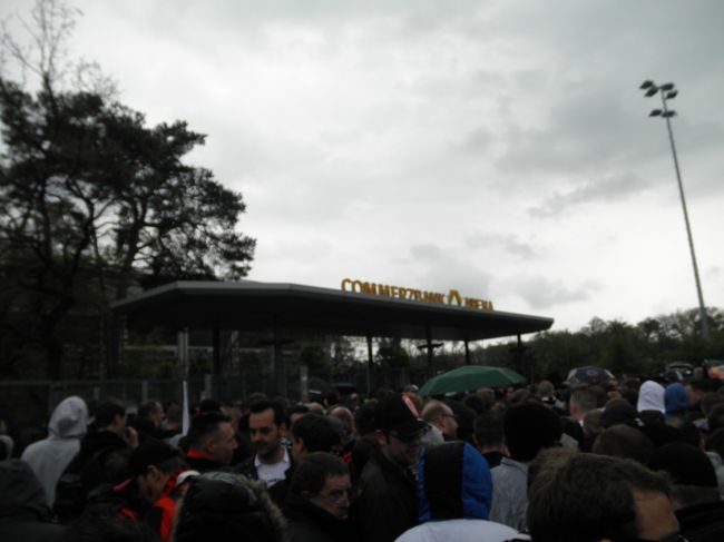 　スタジアム入口。<br /><br />　やっぱり列とか作らないんだなあ。少しずつみんな前に進んでいく感じ。人だらけ。<br /><br />　警備は結構厳しくて、もちろんカン・瓶、ペットボトル持ち込み不可。荷物検査に加えボディチェックまであります。<br /><br />　道々ポリスの数も尋常じゃなっかたもんなあ。