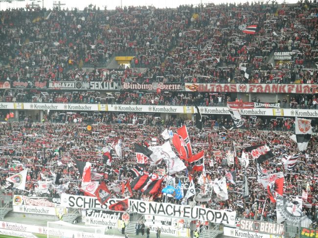 　盛り上がってるなあ。<br /><br />　ドルトムントの試合とかテレビで見て「すげ〜な〜」とか思ってたけど。実際に来てみると本当に体感としてすごいです。<br /><br />　ブンデスリーガって、いま世界で一番注目されるリーグですよね。ある意味。ヨーロッパチャンピオンズリーグでも決勝はドイツのチーム同士だったし、１試合平均が４万人超えてるらしいし。（ちなみにＪ１は１万６千人くらい）