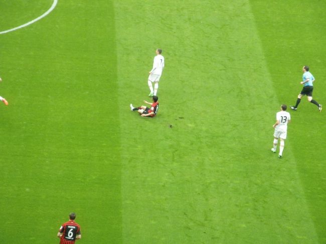 　フランクフルトに所属する日本代表の乾も先発。<br /><br />　乾がんばれ〜。<br /><br />　ということで試合は３対１でホームのフランクフルトの勝利。<br /><br />　いや〜、よかったね。ホームチームが勝って。みんなご機嫌。帰りも安全。