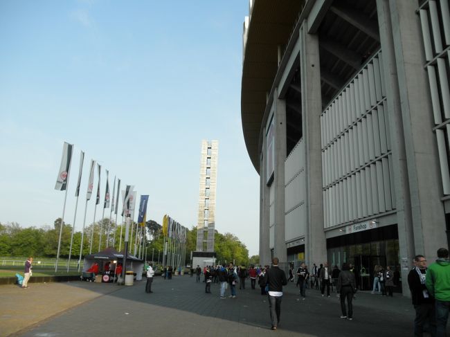 　試合終わって外に出てみたら、雨は上がってすっかり晴れてました。夢のようなひと時だったなあ。<br /><br />　子供のころからサッカー見てると最近のサッカー事情が夢見てるみたいだけど（日本にプロリーグができるとか、日本がワールドカップ出るとか）。ヨーロッパサッカーを生で見れるなんて、ホント夢みたい。<br /><br />　チケットは日本で事前にフランクフルトの公式ＨＰから購入しました。日本語表記は当然なく、英語でしかも肝心なところはドイツ語というなか、必死で購入。カード払いでチケット郵送されてきました。<br /><br />　“好きこそものの上手なれ”頑張ればできるんだなあ。えらいぞ！俺。ほかのことももっと頑張れるといいのにね...<br />
