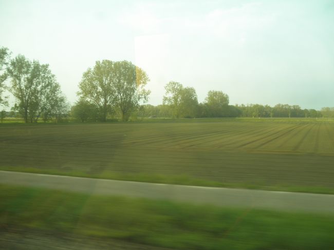 　ＩＣＥでマンハイム駅へ。<br /><br />　途中の車窓からの風景。ヨーロッパの田園風景って感じ。