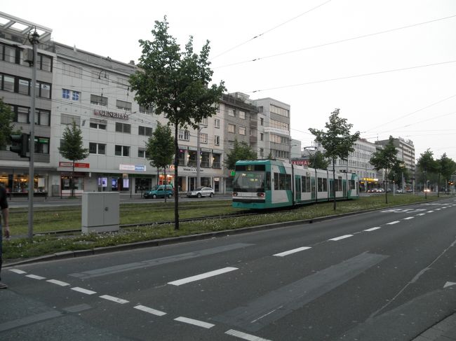 　トラムが走ってます。