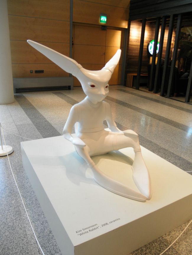 　ヘルシンキ空港でＥＵへの入国審査を済ませて、約１時間半の乗り継ぎ。ドイツとエストニアに来たのに、パスポートの入国スタンプが経由地のヘルシンキってのがちょっと残念ですが。<br /><br />　空港の中を歩いていると、さっそく独特のオブジェがお出迎え・・・<br /><br />　ウサギらしいですよ。北欧っぽいというか、なんというか。
